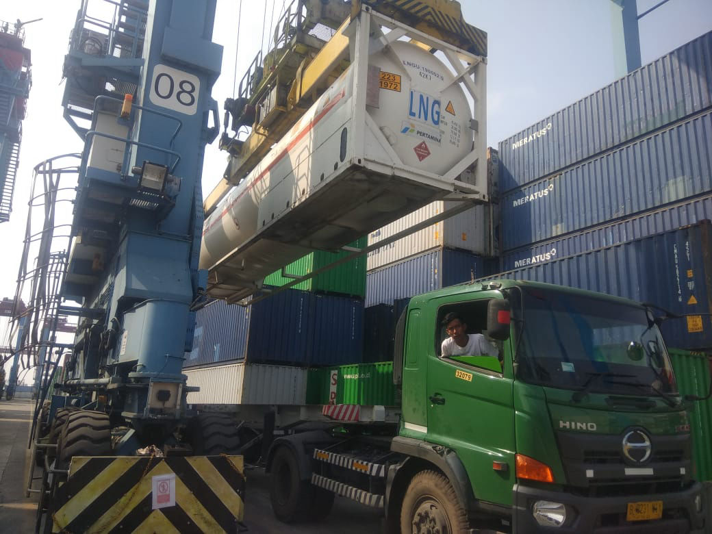 proses muat kontainer 40ft isotank pelabuhan